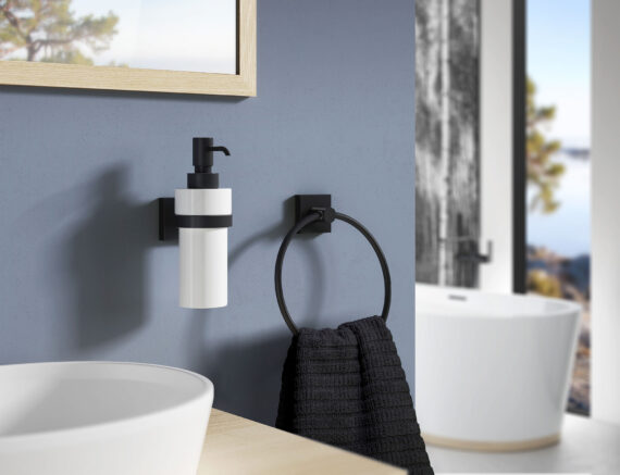 Smedbo badrumsserie tvålpump och handduksring i house mattsvart med svart hannduk, blå vägg